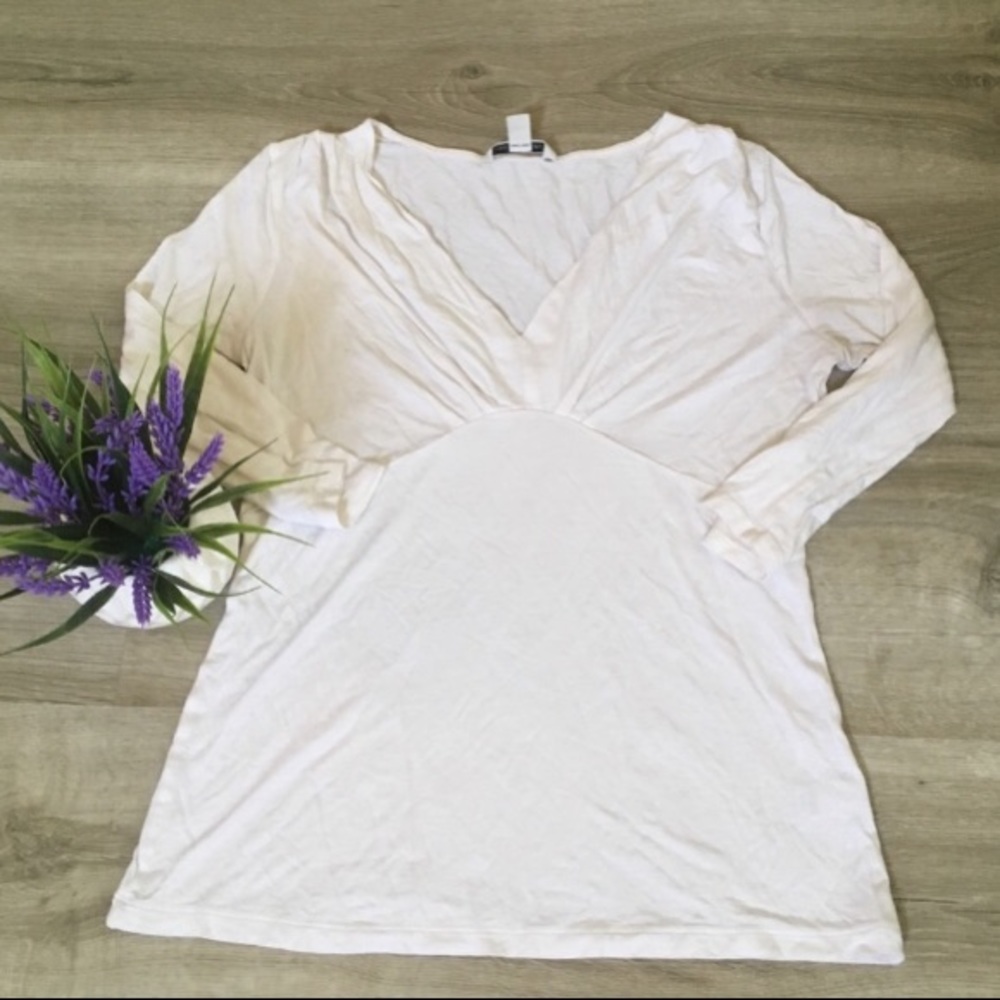 Banana republic off white cream vneck top
